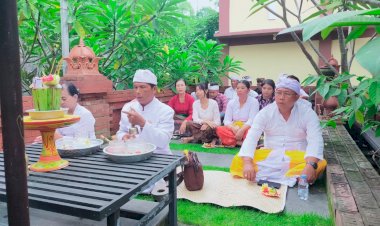 Polresta-Sidoarjo-Bersama-Warga-Hindu-Rayakan-Ibadah-Suci-Tilem-dan-Ngerupuk